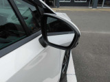 後方から車などが接近するとランプが光って知らせてくれます。車線変更の時に安心ですね。