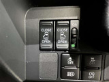 スマートキーや運転席のスイッチで後席両側スライドドアの開閉が可能♪電動だから力を入れてドアを開ける必要が無く、小さなお子様でも簡単に開け閉めでき快適です♪