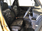 運転席の座面高さを調整できるシートリフターが付いています。