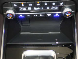 オート式エアコンは操作性が良好です。運転席と助手席にはシートヒーターとシートクーラーが装備されています。一年中快適な運転環境を提供します。