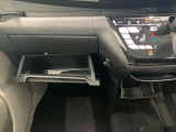 車検証入れになどにも使える便利な収納BOXあります。