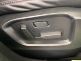 運転席はパワーシート搭載で、スイッチ操作で座面や背もたれを細かく調整できます。