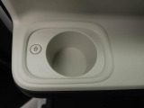 カップホルダーは運転席や助手席からちょうど手の届く位置です!!