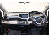 操作性に優れた運転席となります!小物入れや各ボタンの配置にこだわり、使いやすいです!座り心地もよく視認性も良好なのでロングドライブもお任せ下さい!