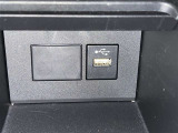 充電用USB端子付き。スマートフォンなどの充電に便利です。