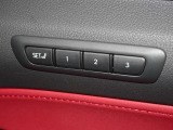 運転席には体格に合わせて最適なドライビングポジションをメモリーする機能があります。