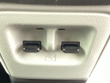 パワーウィンドウスイッチはインパネ中央に配置されており、運転席・助手席どちらからでも操作しやすい設計です。乗り降りの多い業務シーンでも素早く窓操作ができ、使い勝手に優れています。