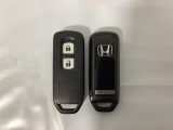 スマートキーを装備しています。鍵を差し込むことなくドアロックの開け閉めと、スタートボタン操作でのエンジンスタートができます。スペアキーも同じものを用意しております。