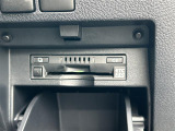 【ETC】有料道路を利用する際に料金所で停止することなく通過できる、ETC車載器(ノンストップ自動料金収受システム機器)が装備されています。セットアップを行うことで利用可能になります。