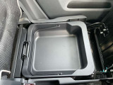 助手席下部にサンダル等小物が入るシートアンダーBOXが有ります。