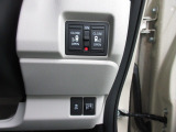 両側電動スライドドア。荷物で手が塞がる時でも簡単にドアの開閉が出来ます。何より力いらずで開閉OK。女性やお年寄りにも優しい。電動機能はOFFにもできますから元気なお子様の駆け出しも安心。
