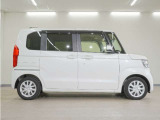 リアには左右スライドドアを採用。狭い駐車場でも開閉しやすく、強風の日でもドアが煽られにくくなっております。小さなお子さまやご年配の方も安心して乗り降りできます。