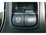 「P」ポジションに入れると自動で作動。「HOLD」スイッチを押し、システムONの状態にしておくことで、渋滞や信号待ちなどでブレーキを踏んで停車したときにブレーキを保持。アクセルを踏むと解除。