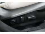 電動シートを装備。お客様に安全に運転頂けるよう座席の位置、座面の上げ下げやリクライニングの加減も細やかな設定を可能にしました。