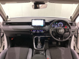 車内は光触媒抗菌消臭施工済です。インパネ周りはスタイリッシュなデザインで機能や装備も充実しています。グローブボックスやカップホルダーのほかにトレーなどたくさんの収納スペースが付いています。