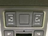【両側パワースライドドア】スマートキーや運転席のスイッチで後席両側スライドドアの開閉が可能♪電動だから力を入れてドアを開ける必要が無く、小さなお子様でも簡単に開け閉めでき快適です♪