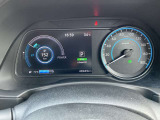 視認性の高いメーターで運転情報を的確に把握できます