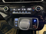 オートエアコン♪お好みの温度に設定するだけで車内を快適空間にしてくれますよ♪