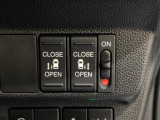 【両側パワースライドドア】両側がパワースライドドアになっており、運転席のスイッチやスマートキーのボタンからでも開閉が可能です!狭い駐車場でのお子様の乗り降りに便利です!