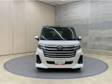 お車購入のポイントとなるフロントマスクです!シャープな目つきが印象的なデザインのヘッドランプです。