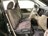 女性でも運転がしやすいように、シートの高さ調整機能(シートリフター)がついています。運転席と助手席の間が空いている為、助手席側への移動がスムーズです。交通量の多い道でも助手席側から乗り降りができます。