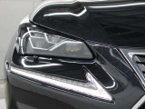 三眼フルLEDヘッドランプにはアダプティブハイビームシステム「AHS」を採用。光検出カメラで車両検出をし、先行車や対向車に直接ハイビームを当てないように部分遮光します。