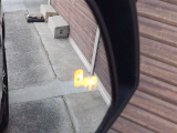 隣の車線を走る車両をレーダーで感知し、死角エリアの車両の存在をお知らせします。