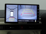 【パノラマモニター】上からの映像を表示。前後左右のカメラで合成し、運転席からの目視だけでは確認しにくい状況をリアルタイムで見晴らせます