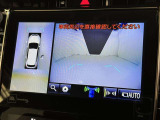 パノラミックビューモニターを装備。駐車場や交差点でクルマを真上から見るように周囲を確認できます。機能の詳細は販売店スタッフまでおたずねください。