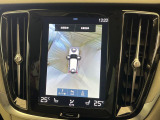 【360&deg;ビューカメラ】4台の高解像度カメラで360度の鳥瞰図を表示。隣の車や壁、死角にある障害物などを画面で確認できるため、狭いスペースでの駐車・出入りも安心です。