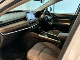 大画面のUconnectディスプレイを備え、Apple CarPlayやAndroid Autoにも対応。スマートフォンとの連携による快適なナビゲーションや音楽再生を楽しめるなど、日常のドライブを便利に彩る充実した装備が魅力です。