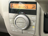 【オートエアコン】一度お好みの温度に設定すれば、車内の温度を検知し風量や温度を自動で調整。暑い&hellip;寒い&hellip;と何度もスイッチ操作をする必要はありません。快適な車内空間には必須の機能ですね♪