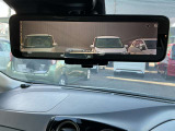 インテリジェントルームミラーです。人や物で視界が遮られてても、車体後部のカメラ映像に切り替えることにより、クリアな後方視界を実現しています。