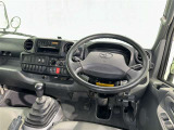 運転席まわりです。 各操作スイッチは使いやすい位置に配置されてます。