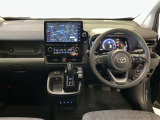 運転席周りのレイアウトをご覧ください。ナビゲーションが綺麗に装着されすっきり収まってますね!