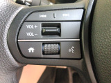 点検整備の待ち時間はカフェのようなおしゃれな空間でお待ちいただけます。フリードリンク制となっておりますので、お好きなものをお召し上がりください。