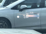 人気のヘッドアップディスプレイ!現在の車速、ナビゲーション・システムによるルート案内の矢印表示、チェック・コントロール、前車接近警告など、さまざまな情報をドライバーの視界内に直接表示いたします!