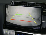 【バックカメラ】駐車時に後方がリアルタイム映像で確認できます。大型商業施設や立体駐車場での駐車時や、夜間のバック時に大活躍!運転スキルに関わらず、今や必須となった装備のひとつです!