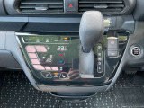 「オートエアコン」付き一年中快適な室内を提供!車内温度を設定すると、風量を自動で調節してくれます。さらに前席シートヒーターつき(^^)/