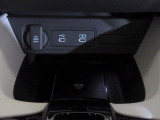 便利なUSBジャック・12V電源ソケットも付いています。周辺機器の充電にご利用頂けます。