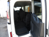 テールゲートが入口になることで、3列目へのアクセスが驚くほど簡単に。空間全体がさらに活用できるようになりました。お子さまや年配の方も乗りこみやすい低いステップ高、乗り降りするほど実感できる便利さです。