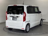 スライドドアは通常のドアに比べて、車のボディーに対し平行に開閉し、開けてもスペースを取りません。出入り口が大きいドアはお子様のいるご家庭はもちろん、混んだ駐車場でも大活躍です!
