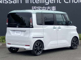 後部座席はプライバシーガラスとなっています。座っている人や置いてある荷物が見えにくくなっているのでプライバシーの確保が出来ます。ぜひ見て確認してみて下さい