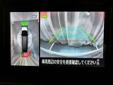 アラウンドビューモニターは真上から見下ろした様に車の周囲を表示することで、駐車時の安全性と利便性を高めます。