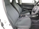 高いホールド性で運転姿勢が安定します。長距離ドライブでも疲れにくいのが魅力です。快適なドライビングライフをお送りください♪
