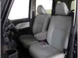 長時間の運転も疲れにくいフロントシート!体をしっかり支えてくれて運転がしやすい形状です!!