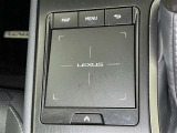 手元でナビゲーションなどの操作を可能にする「リモートタッチ」は、運転姿勢の変化を抑制し、スムーズな操作が可能です。