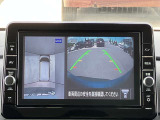 アラウンドビューモニターで、上空から見下ろしているような映像を表示します。ひと目で周囲の状況がわかるため安心です。