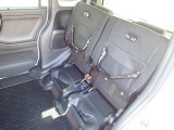 ◆チップアップ&ダイブダウン機構付【ULTR SEAT】は後席座面を左右分割で跳ね上げることができます。トランクで積載できない背の高い荷物をラクラク収納できます。ホンダ車ならではの人気装備です。