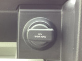 アクセサリーソケット搭載で、車内での機器充電や作業用電源としても活用できます。